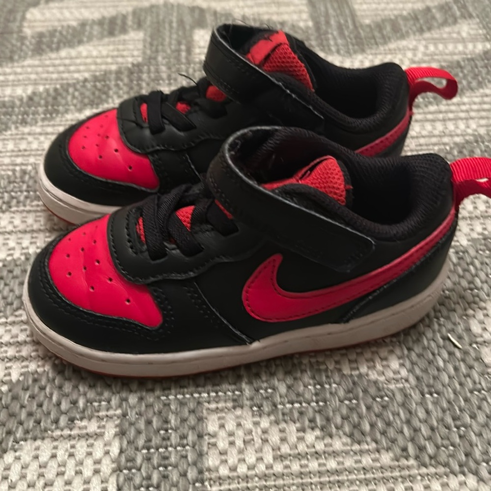 Nike toddler boys 8C red and black